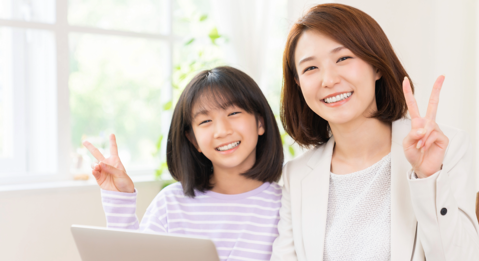 子どものそばで学ぶ様子